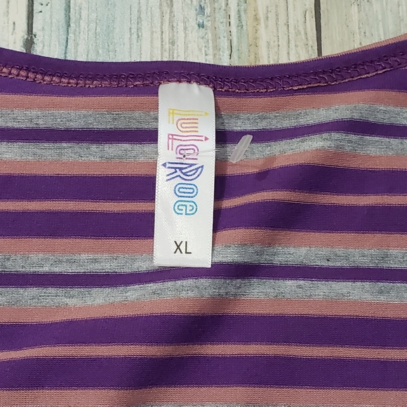 LulaRoe Lynnae Top! - Picture 2 of 8